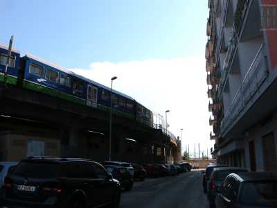Ancora una volta delusi ritorniamo su via De Bernardis, strada che a un certo punto svolta a gomito, diventa via Valdocchio e, costeggiando i sovrappassi della ferrovia, va a incrociare via Brigata Bari